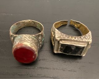Anelli antichi con pietre rosse e nere