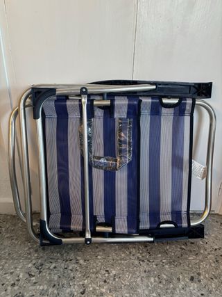 Silla de playa tumbona azul y plateada
