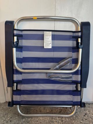 Silla de playa tumbona azul y plateada