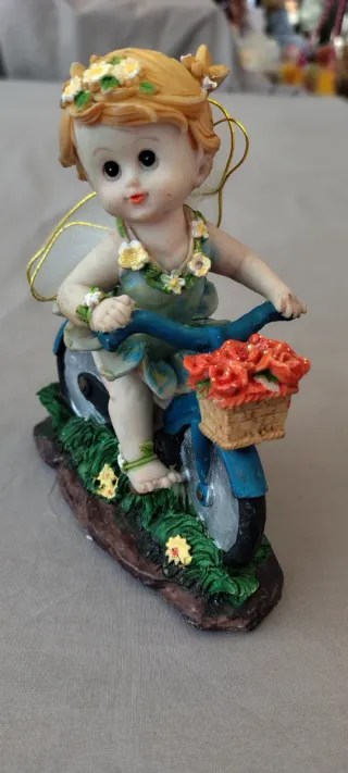 Bimba su bici con fiori