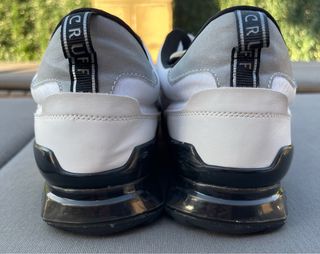 Cruyff Contra Zapatillas Blancas y Negras