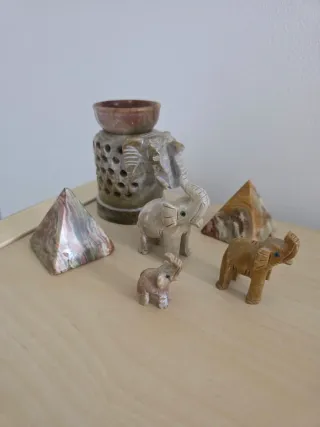 Figuras y quemador de elefantes de mármol