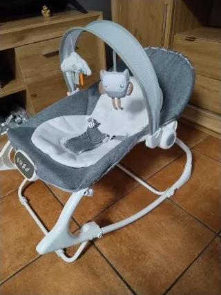 Hamaca bebé gris con arco de juegos