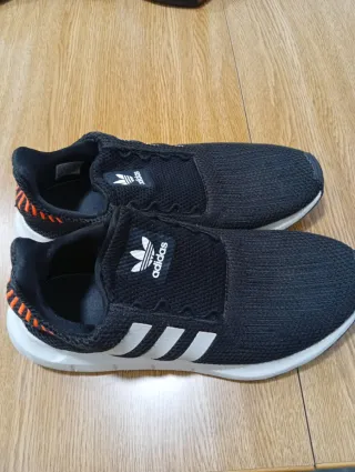 Zapatillas Adidas Negras y Blancas