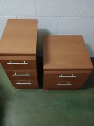 Mesitas de noche de madera y metal