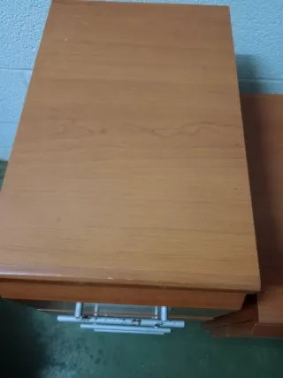 Mesitas de noche de madera y metal