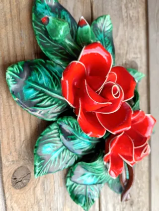 Centro de mesa flores rojas y hojas verdes