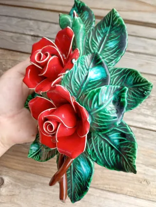 Centro de mesa flores rojas y hojas verdes