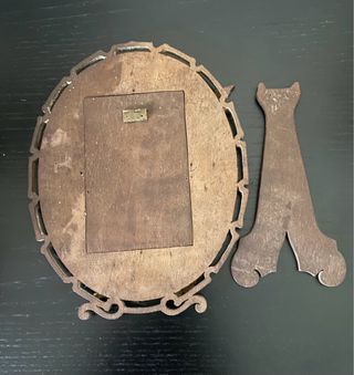 Cornice antica in legno con fiori intagliati