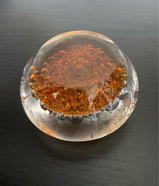 Murina fermacarte in vetro ambrato con bolle