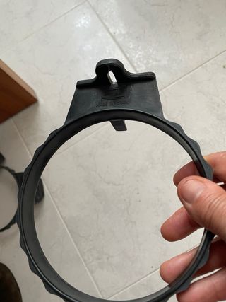 Sujetatiestos de plástico negro