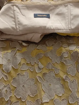 Vestido de fiesta dorado con flores