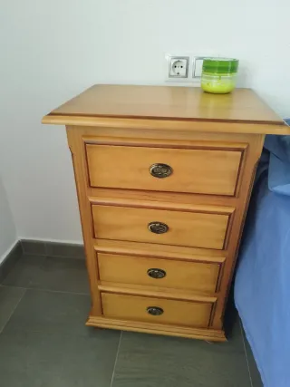 Armario de madera y mesillas