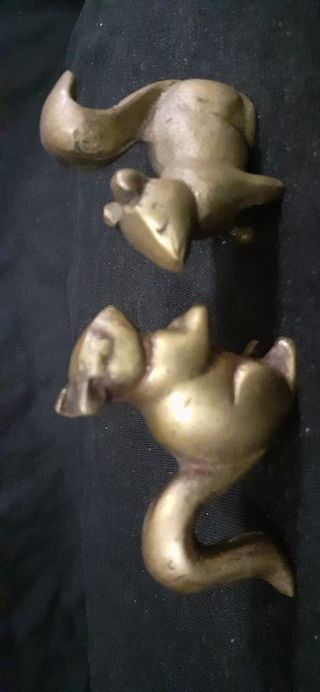 2 figuras antiguas de bronce latón de ardillas.