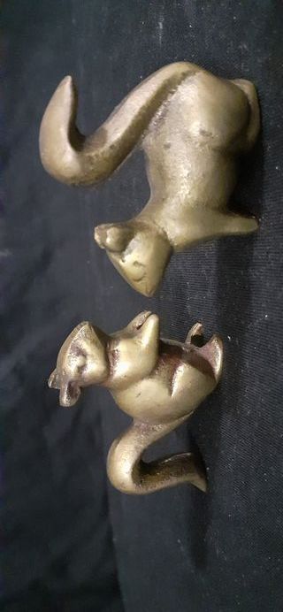 2 figuras antiguas de bronce latón de ardillas.
