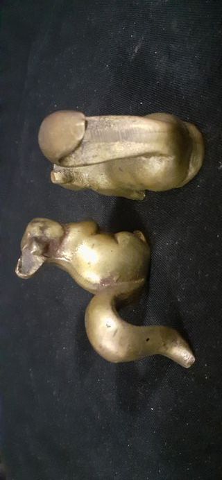 2 figuras antiguas de bronce latón de ardillas.