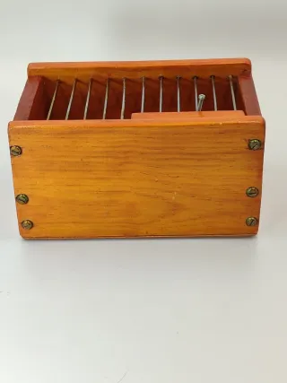 Jaula para pájaros de madera y metal