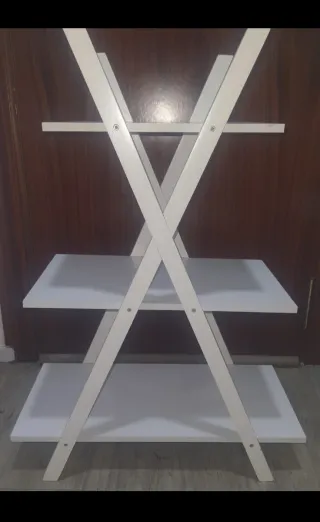 Estantería blanca pequeña