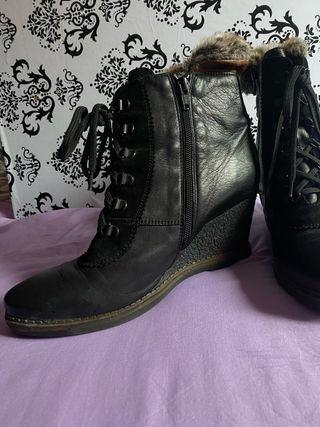 Botas de cuña negras con cordones