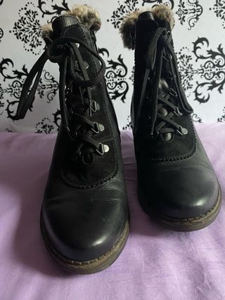 Botas de cuña negras con cordones