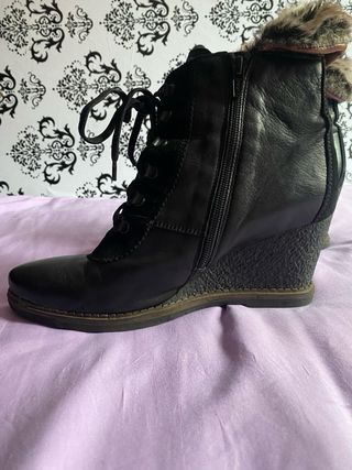 Botas de cuña negras con cordones