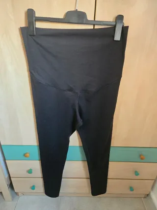 Mallas de deporte premamá negras.