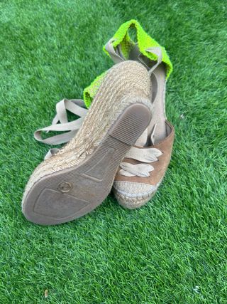 Alpargatas Cuña Marrón y Verde Neón