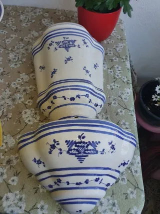 Jarrón de cerámica azul y blanco