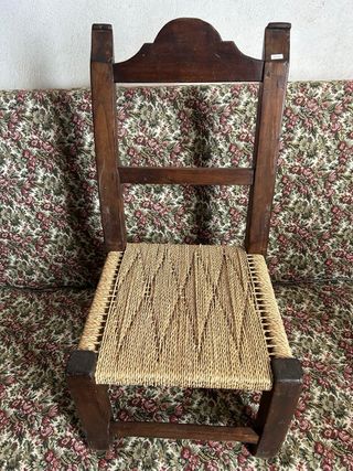 Silla infantil vintage de madera y yute
