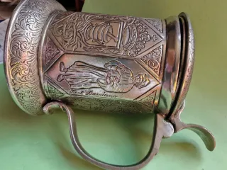 Antica caraffa religiosa in peltro
