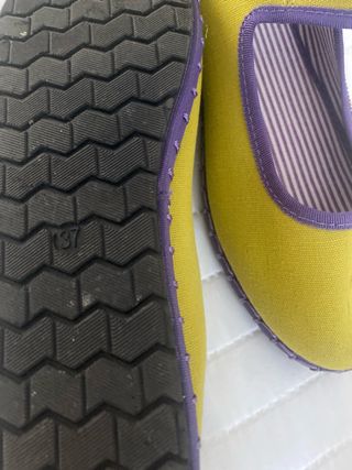 Bailarinas amarillas con detalle morado