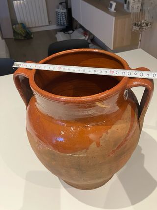 Vasija de barro grande con asas