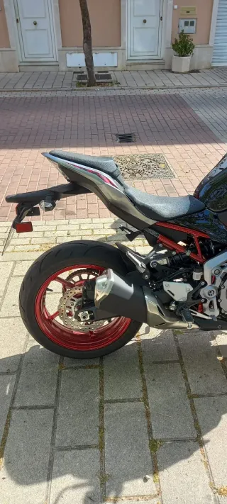 Kawasaki Z900 Negra y Roja