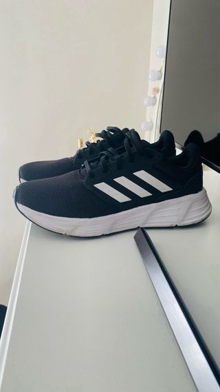 Zapatillas Adidas Negras y Blancas
