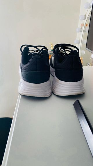 Zapatillas Adidas Negras y Blancas