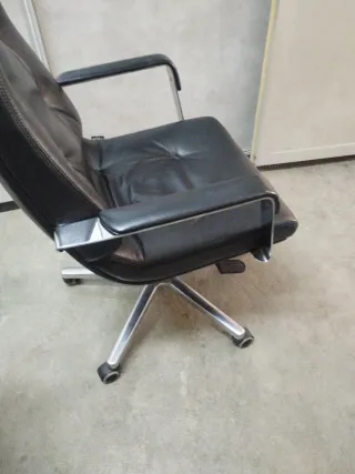 Silla de oficina cuero negro y metal