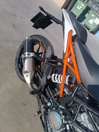 KTM 125 blanca negra y naranja