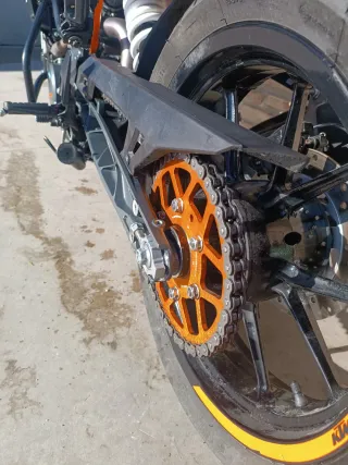 KTM 125 blanca negra y naranja