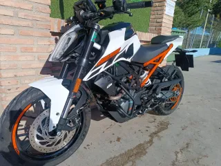 KTM 125 blanca negra y naranja