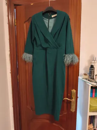 Vestido verde con plumas