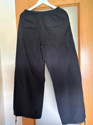 Pantalón negro ancho cargo