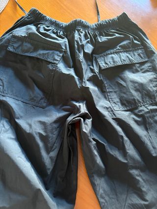Pantalón negro ancho cargo