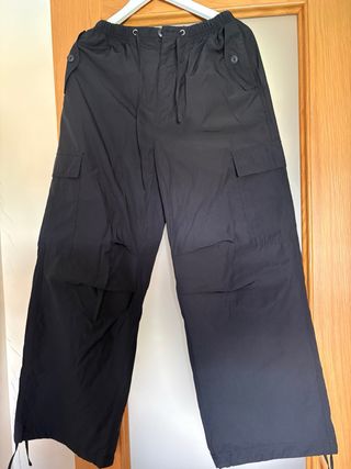 Pantalón negro ancho cargo