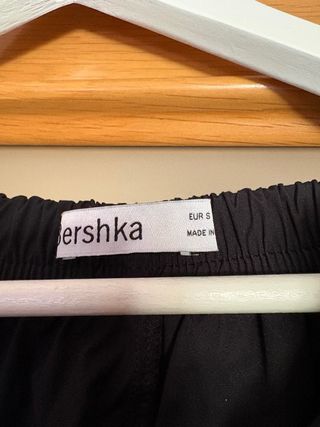 Pantalón negro ancho cargo