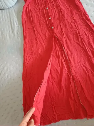 Falda larga roja con botones