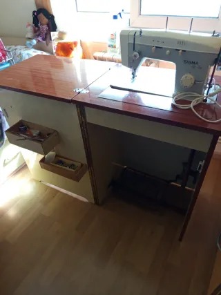 Máquina de coser con mueble o sin el tiene motor y