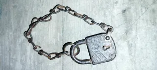 Lucchetto antico in ferro con catena