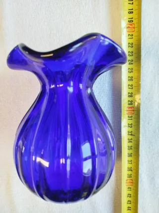 Jarrón en cristal azul cobalto de Murano.