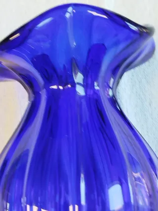 Jarrón en cristal azul cobalto de Murano.