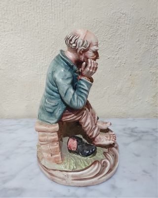 Figura vintage anciano sentado